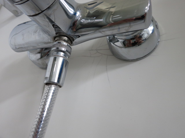 BAU.DE / BAU-Forum: 1. Bild zu Frage "Risse in Duschfliesen" im BAU-Forum "Modernisierung / Sanierung / Bausch&auml;den"