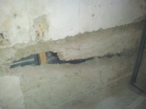 BAU.DE / BAU-Forum: 1. Bild zu Frage "Schaden in Zwischenwand zum Nachbarn Reihenhaus" im BAU-Forum "Modernisierung / Sanierung / Bausch&auml;den"