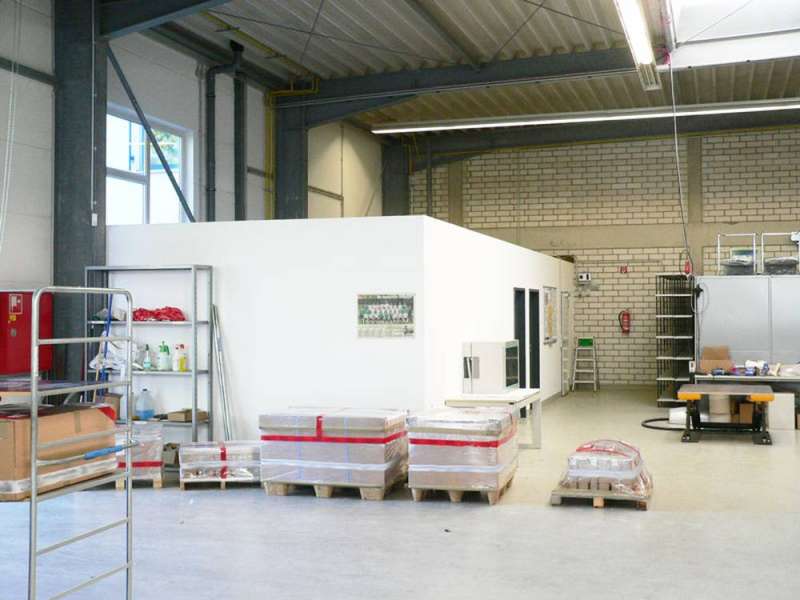 BAU.DE / BAU-Forum: 1. Bild zu Frage "Lagerdecke in Gewerbehalle" im BAU-Forum "Modernisierung / Sanierung / Bausch&auml;den"