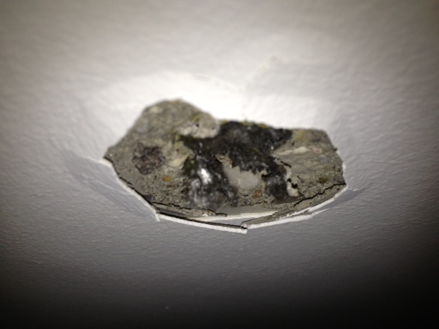 BAU.DE / BAU-Forum: 1. Bild zu Frage "Ein Furunkel, welches bei mir im Wohnraum aus der Decke w&auml;chst!" im BAU-Forum "Modernisierung / Sanierung / Bausch&auml;den"