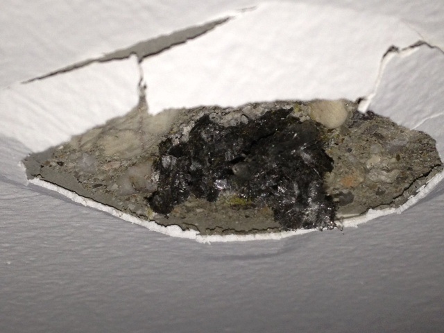 BAU.DE / BAU-Forum: 2. Bild zu Frage "Ein Furunkel, welches bei mir im Wohnraum aus der Decke w&auml;chst!" im BAU-Forum "Modernisierung / Sanierung / Bausch&auml;den"