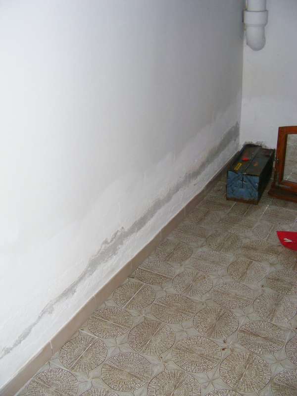 BAU.DE / BAU-Forum: 1. Bild zu Frage "Zeitrahmen f&uuml;r das Sichtbarwerden von Feuchtesch&auml;den" im BAU-Forum "Modernisierung / Sanierung / Bausch&auml;den"