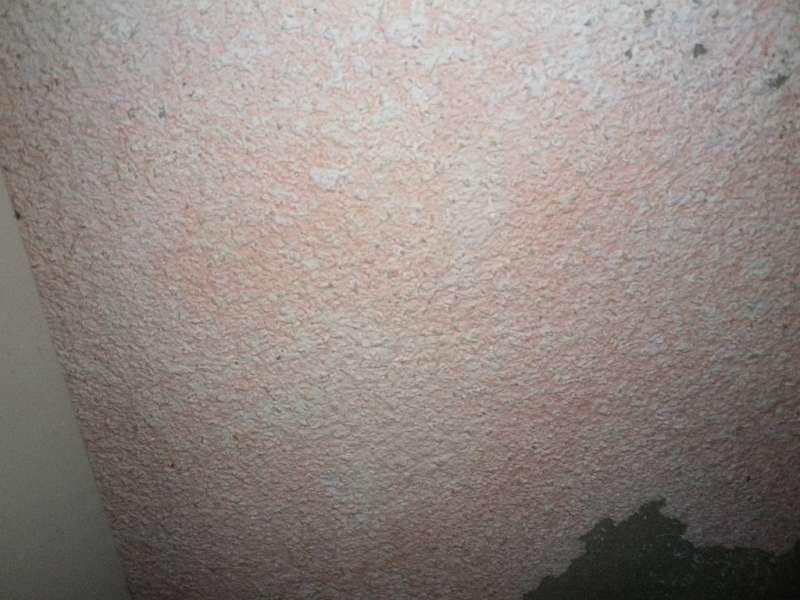 BAU.DE / BAU-Forum: 1. Bild zu Frage "Rotverf&auml;rbung Spritzputz Innen" im BAU-Forum "Modernisierung / Sanierung / Bausch&auml;den"