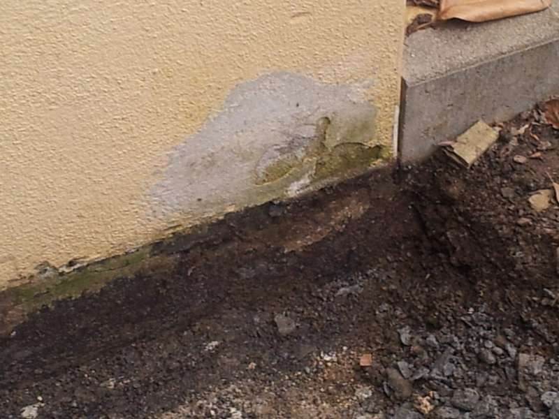 BAU.DE / BAU-Forum: 1. Bild zu Frage "Feuchtigkeitsschaden Sockel, wie vern&uuml;nftig ausbessern?" im BAU-Forum "Modernisierung / Sanierung / Bausch&auml;den"