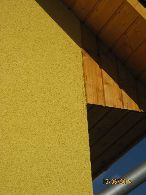 BAU.DE / BAU-Forum: 2. Bild zu Frage "Risse am Neubau zwischen Silikat-Kratzputz und Traufkasten" im BAU-Forum "Modernisierung / Sanierung / Bauschäden" BAU.DE / BAU-Forum: 2. Bild zu Frage "Risse am Neubau zwischen Silikat-Kratzputz und Traufkasten" im BAU-Forum "Modernisierung / Sanierung / Bauschäden"