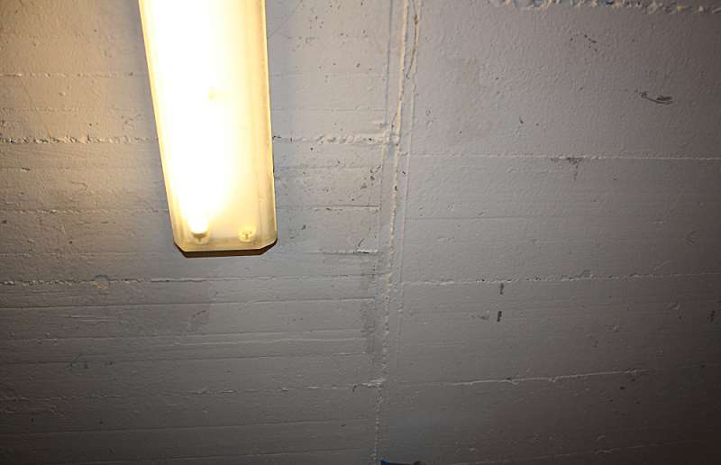 BAU.DE / BAU-Forum: 1. Bild zu Antwort "Was sagt mir diese Deckenansicht?" auf die Frage "Tragende Wand: Standsicherheit prüfen & wiederherstellen – Ursachen, Risiken & Kosten?" im BAU-Forum "Modernisierung / Sanierung / Bauschäden" BAU.DE / BAU-Forum: 1. Bild zu Antwort "Was sagt mir diese Deckenansicht?" auf die Frage "Tragende Wand: Standsicherheit prüfen & wiederherstellen – Ursachen, Risiken & Kosten?" im BAU-Forum "Modernisierung / Sanierung / Bauschäden"