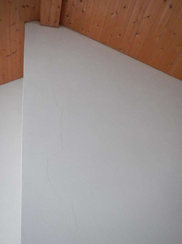 BAU.DE / BAU-Forum: 1. Bild zu Antwort "Hallo, sozusagen ein Neubau. Es war ein..." auf die Frage "Risse im Mauerwerk durch Dachbalken: Ursachen, Risiken & Sanierungsmöglichkeiten?" im BAU-Forum "Modernisierung / Sanierung / Bauschäden" BAU.DE / BAU-Forum: 1. Bild zu Antwort "Hallo, sozusagen ein Neubau. Es war ein..." auf die Frage "Risse im Mauerwerk durch Dachbalken: Ursachen, Risiken & Sanierungsmöglichkeiten?" im BAU-Forum "Modernisierung / Sanierung / Bauschäden"