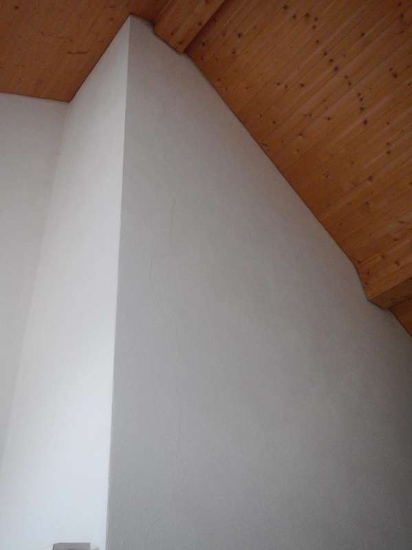 BAU.DE / BAU-Forum: 2. Bild zu Antwort "Hallo, sozusagen ein Neubau. Es war ein..." auf die Frage "Risse im Mauerwerk durch Dachbalken: Ursachen, Risiken & Sanierungsmöglichkeiten?" im BAU-Forum "Modernisierung / Sanierung / Bauschäden" BAU.DE / BAU-Forum: 2. Bild zu Antwort "Hallo, sozusagen ein Neubau. Es war ein..." auf die Frage "Risse im Mauerwerk durch Dachbalken: Ursachen, Risiken & Sanierungsmöglichkeiten?" im BAU-Forum "Modernisierung / Sanierung / Bauschäden"