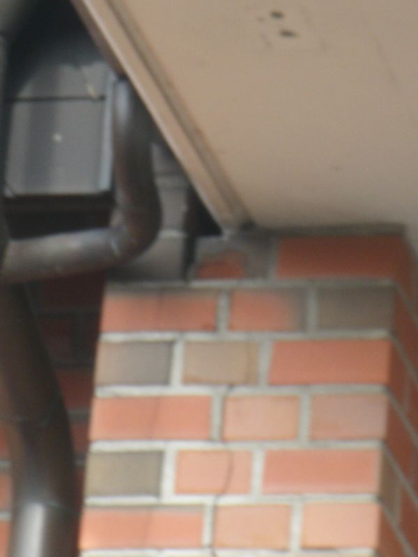 BAU.DE / BAU-Forum: 1. Bild zu Frage "Risse in Klinker-Fassade Baujahr 93" im BAU-Forum "Modernisierung / Sanierung / Bauschäden" BAU.DE / BAU-Forum: 1. Bild zu Frage "Risse in Klinker-Fassade Baujahr 93" im BAU-Forum "Modernisierung / Sanierung / Bauschäden"