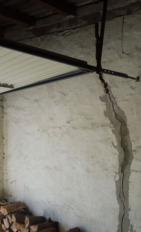 BAU.DE / BAU-Forum: 1. Bild zu Frage "Risse in Garagenwand" im BAU-Forum "Modernisierung / Sanierung / Bauschäden" BAU.DE / BAU-Forum: 1. Bild zu Frage "Risse in Garagenwand" im BAU-Forum "Modernisierung / Sanierung / Bauschäden"