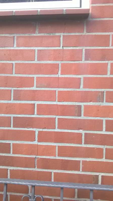 BAU.DE / BAU-Forum: 1. Bild zu Frage "vertikaler Riss unter Fenster in Verblender" im BAU-Forum "Modernisierung / Sanierung / Bauschäden" BAU.DE / BAU-Forum: 1. Bild zu Frage "vertikaler Riss unter Fenster in Verblender" im BAU-Forum "Modernisierung / Sanierung / Bauschäden"