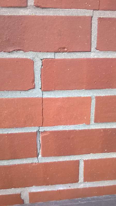 BAU.DE / BAU-Forum: 2. Bild zu Frage "vertikaler Riss unter Fenster in Verblender" im BAU-Forum "Modernisierung / Sanierung / Bauschäden" BAU.DE / BAU-Forum: 2. Bild zu Frage "vertikaler Riss unter Fenster in Verblender" im BAU-Forum "Modernisierung / Sanierung / Bauschäden"