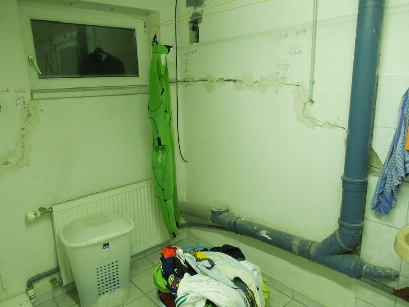 BAU.DE / BAU-Forum: 1. Bild zu Frage "Fundamentplatte reißt an einem Eck, dadurch starke Risse in den Kellerwänden" im BAU-Forum "Modernisierung / Sanierung / Bauschäden" BAU.DE / BAU-Forum: 1. Bild zu Frage "Fundamentplatte reißt an einem Eck, dadurch starke Risse in den Kellerwänden" im BAU-Forum "Modernisierung / Sanierung / Bauschäden"