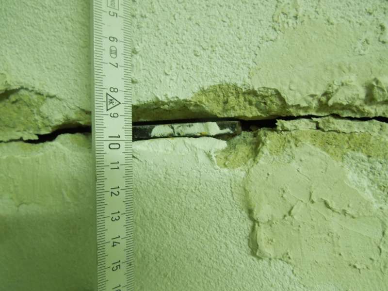 BAU.DE / BAU-Forum: 2. Bild zu Frage "Fundamentplatte reißt an einem Eck, dadurch starke Risse in den Kellerwänden" im BAU-Forum "Modernisierung / Sanierung / Bauschäden" BAU.DE / BAU-Forum: 2. Bild zu Frage "Fundamentplatte reißt an einem Eck, dadurch starke Risse in den Kellerwänden" im BAU-Forum "Modernisierung / Sanierung / Bauschäden"