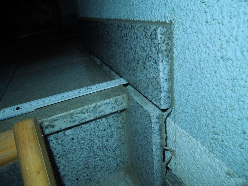 BAU.DE / BAU-Forum: 4. Bild zu Frage "Außenstiege "geht weg" bzw. kippt" im BAU-Forum "Modernisierung / Sanierung / Bauschäden" BAU.DE / BAU-Forum: 4. Bild zu Frage "Außenstiege "geht weg" bzw. kippt" im BAU-Forum "Modernisierung / Sanierung / Bauschäden"