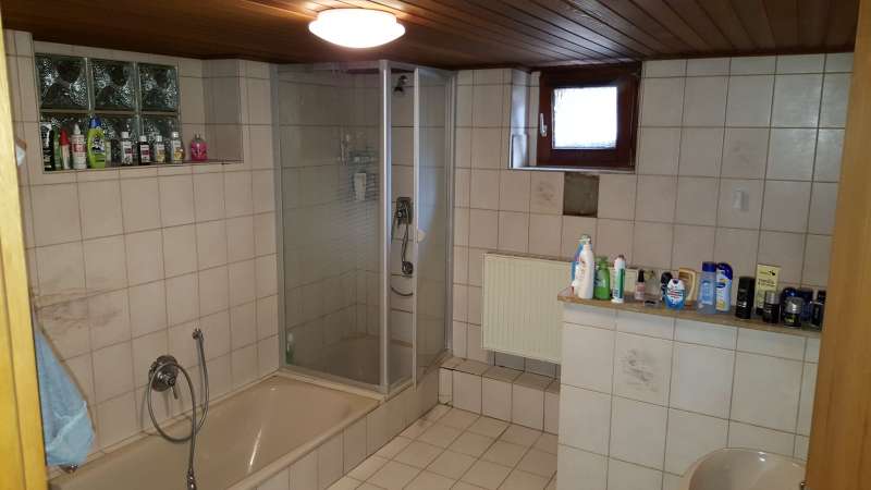 BAU.DE / BAU-Forum: 1. Bild zu Antwort "Anbei ein paar Bilder." auf die Frage "Feuchtigkeit im Bad nach Wasserschaden: Ursachen, Sanierung & Risiken f&uuml;r Au&szlig;enwand?" im BAU-Forum "Modernisierung / Sanierung / Bausch&auml;den"