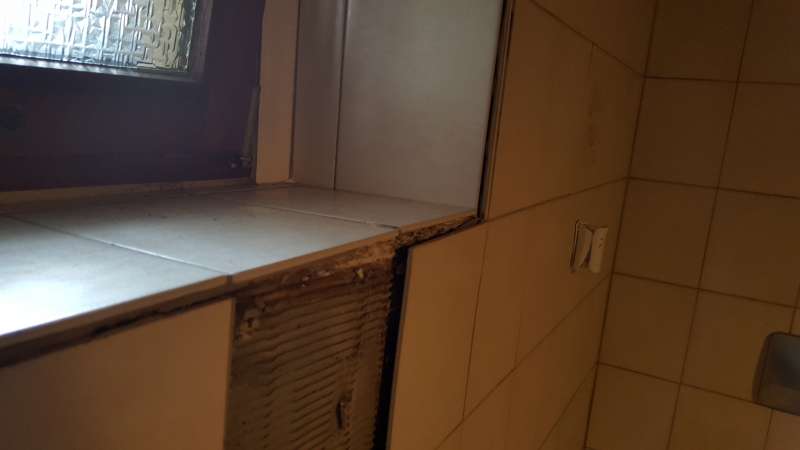 BAU.DE / BAU-Forum: 4. Bild zu Antwort "Anbei ein paar Bilder." auf die Frage "Feuchtigkeit im Bad nach Wasserschaden: Ursachen, Sanierung & Risiken f&uuml;r Au&szlig;enwand?" im BAU-Forum "Modernisierung / Sanierung / Bausch&auml;den"