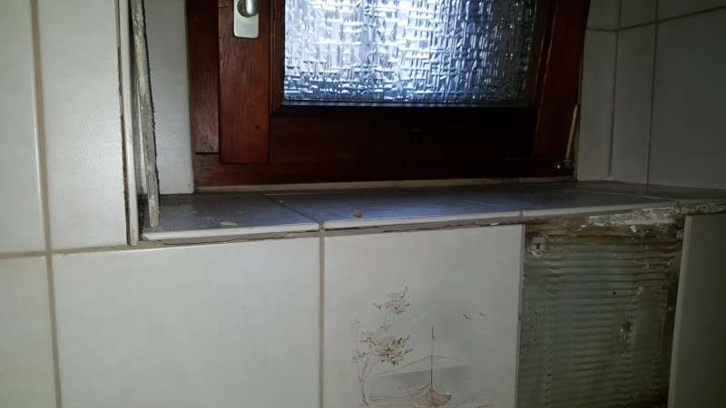 BAU.DE / BAU-Forum: 5. Bild zu Antwort "Anbei ein paar Bilder." auf die Frage "Feuchtigkeit im Bad nach Wasserschaden: Ursachen, Sanierung & Risiken f&uuml;r Au&szlig;enwand?" im BAU-Forum "Modernisierung / Sanierung / Bausch&auml;den"