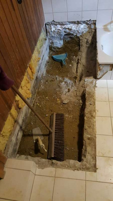 BAU.DE / BAU-Forum: 2. Bild zu Antwort "Es geht weiter" auf die Frage "Feuchtigkeit im Bad nach Wasserschaden: Ursachen, Sanierung & Risiken f&uuml;r Au&szlig;enwand?" im BAU-Forum "Modernisierung / Sanierung / Bausch&auml;den"