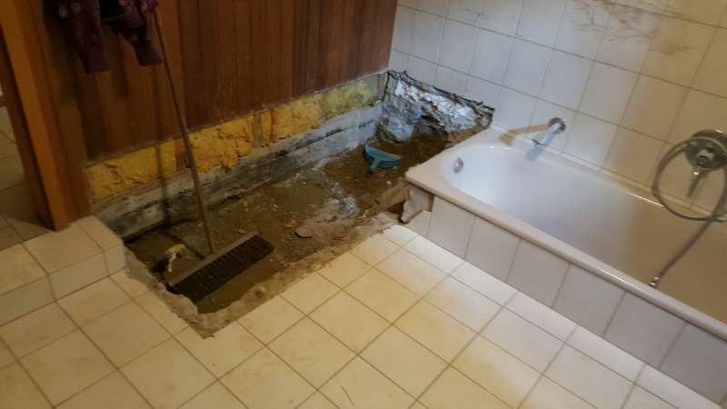 BAU.DE / BAU-Forum: 3. Bild zu Antwort "Es geht weiter" auf die Frage "Feuchtigkeit im Bad nach Wasserschaden: Ursachen, Sanierung & Risiken f&uuml;r Au&szlig;enwand?" im BAU-Forum "Modernisierung / Sanierung / Bausch&auml;den"