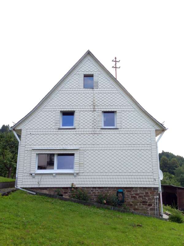 BAU.DE / BAU-Forum: 1. Bild zu Frage "Natursteinsockel verputzen: Anleitung, Material & Vorbereitung f&uuml;r optimalen Halt?" im BAU-Forum "Modernisierung / Sanierung / Bausch&auml;den"