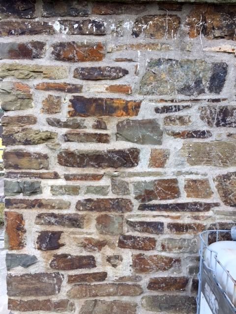 BAU.DE / BAU-Forum: 1. Bild zu Antwort "Ich nochmal :-)" auf die Frage "Natursteinsockel verputzen: Anleitung, Material & Vorbereitung f&uuml;r optimalen Halt?" im BAU-Forum "Modernisierung / Sanierung / Bausch&auml;den"