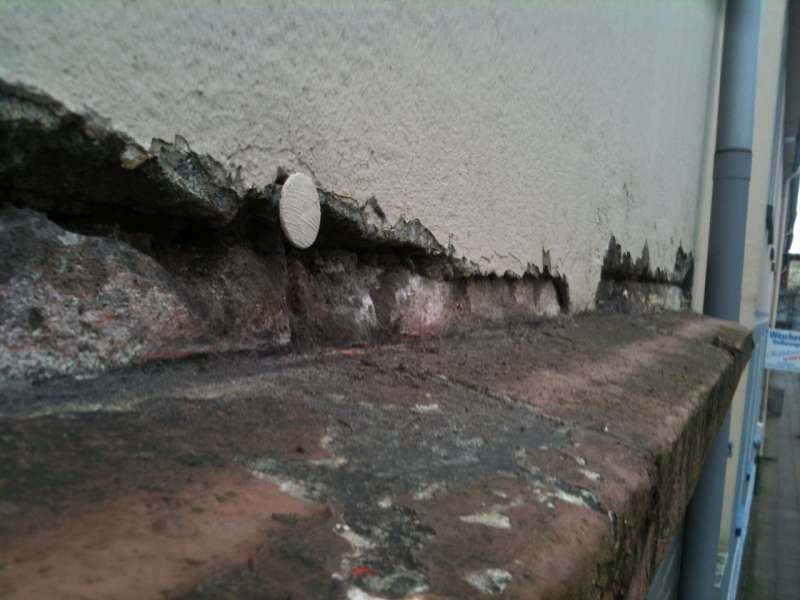 BAU.DE / BAU-Forum: 1. Bild zu Frage "Feuchte Fassadenmauer im1. OG, Wie vorgehen?" im BAU-Forum "Modernisierung / Sanierung / Bausch&auml;den"