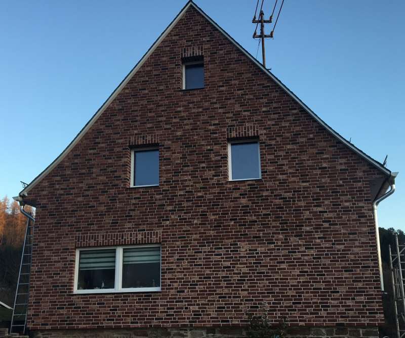 BAU.DE / BAU-Forum: 1. Bild zu Frage "Klinkerriemchen ausfugen &nbsp;-&nbsp; unterschiedliche Farbe" im BAU-Forum "Modernisierung / Sanierung / Bausch&auml;den"