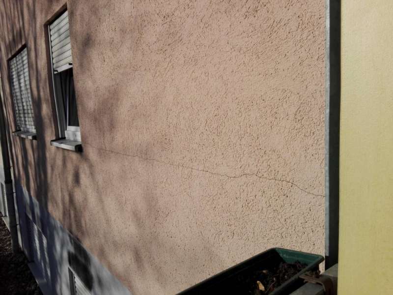 BAU.DE / BAU-Forum: 1. Bild zu Frage "durchgehender Wandriss an tragender Wand" im BAU-Forum "Modernisierung / Sanierung / Bausch&auml;den"