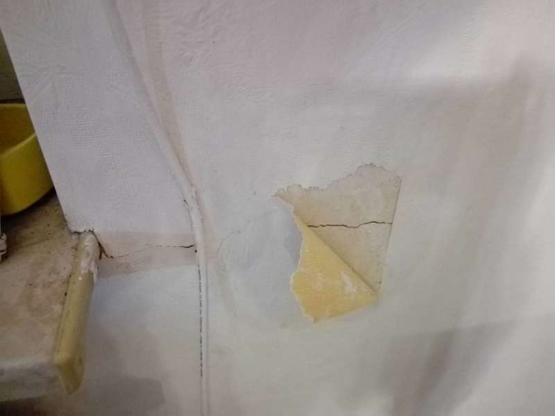 BAU.DE / BAU-Forum: 3. Bild zu Frage "durchgehender Wandriss an tragender Wand" im BAU-Forum "Modernisierung / Sanierung / Bausch&auml;den"