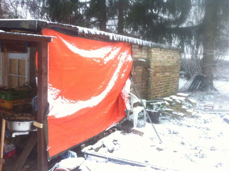 BAU.DE / BAU-Forum: 1. Bild zu Frage "Beurteilung auftretender Feuchtigkeit bei alten Estrichfundament einer massiven Ziegellaube" im BAU-Forum "Modernisierung / Sanierung / Bausch&auml;den"