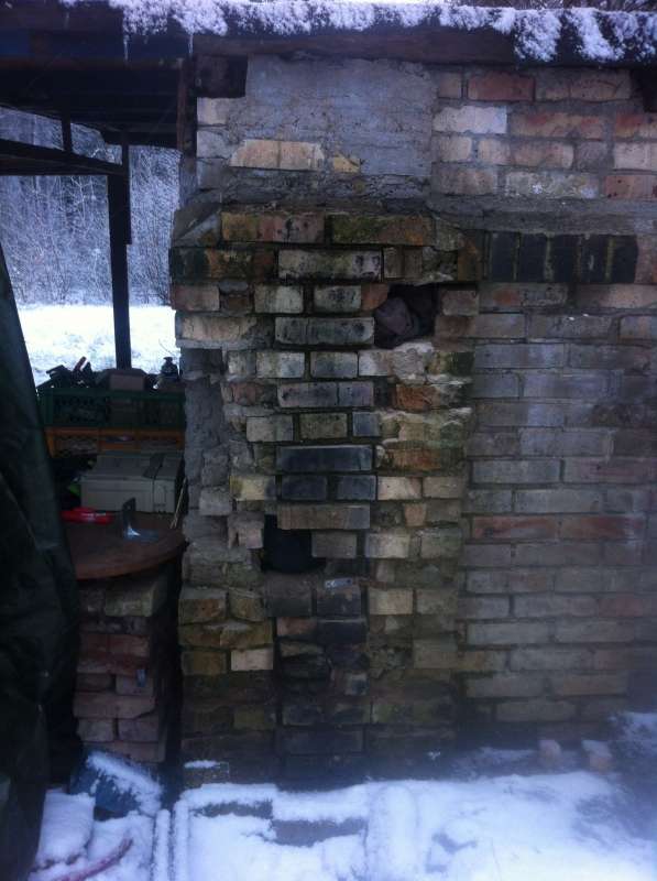 BAU.DE / BAU-Forum: 2. Bild zu Frage "Beurteilung auftretender Feuchtigkeit bei alten Estrichfundament einer massiven Ziegellaube" im BAU-Forum "Modernisierung / Sanierung / Bausch&auml;den"