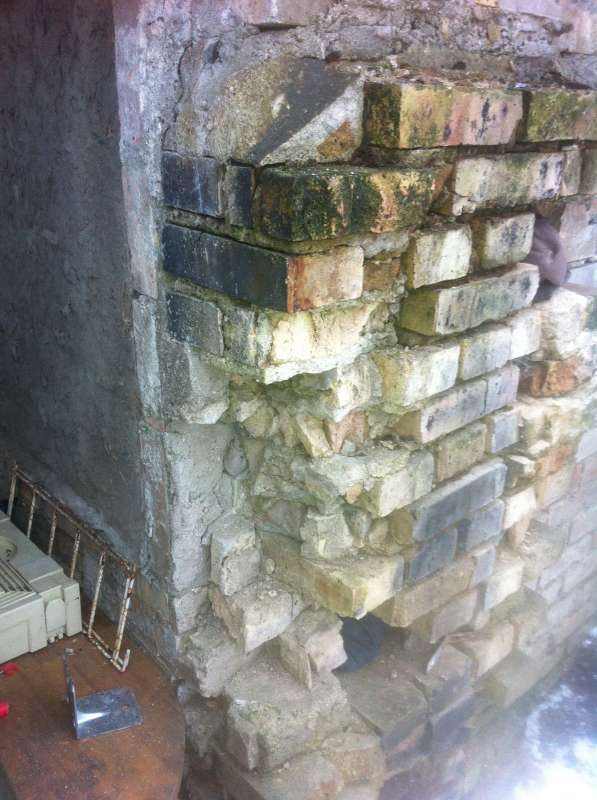 BAU.DE / BAU-Forum: 3. Bild zu Frage "Beurteilung auftretender Feuchtigkeit bei alten Estrichfundament einer massiven Ziegellaube" im BAU-Forum "Modernisierung / Sanierung / Bausch&auml;den"