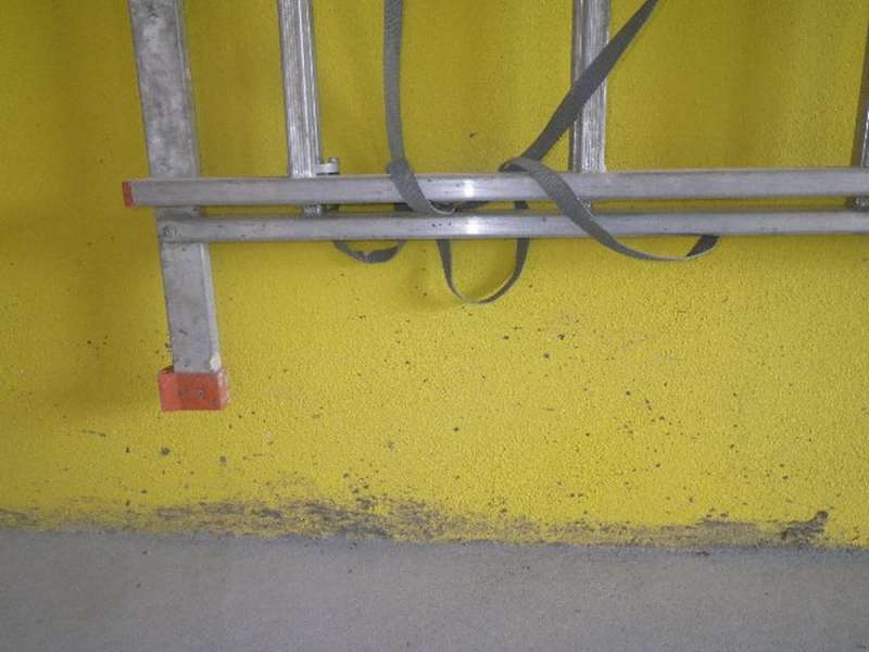 BAU.DE / BAU-Forum: 1. Bild zu Frage "Betonestrich an Putz gespritzt &nbsp;-&nbsp; abreinigungsf&auml;hig ohne Putzschaden?" im BAU-Forum "Modernisierung / Sanierung / Bausch&auml;den"