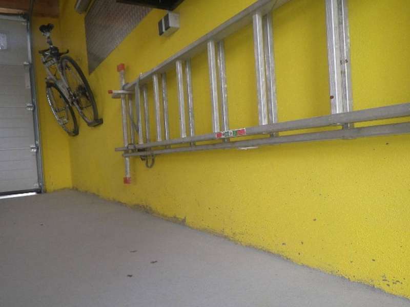 BAU.DE / BAU-Forum: 3. Bild zu Frage "Betonestrich an Putz gespritzt &nbsp;-&nbsp; abreinigungsf&auml;hig ohne Putzschaden?" im BAU-Forum "Modernisierung / Sanierung / Bausch&auml;den"