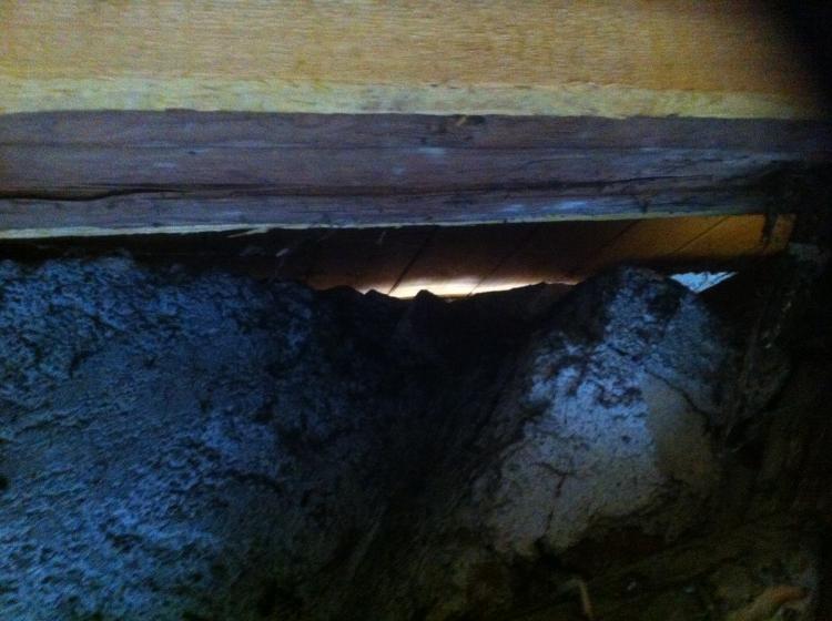 BAU.DE / BAU-Forum: 2. Bild zu Frage "Dach liegt nicht ganz auf Mauer auf" im BAU-Forum "Modernisierung / Sanierung / Bausch&auml;den"