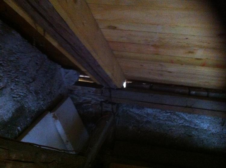 BAU.DE / BAU-Forum: 3. Bild zu Frage "Dach liegt nicht ganz auf Mauer auf" im BAU-Forum "Modernisierung / Sanierung / Bausch&auml;den"