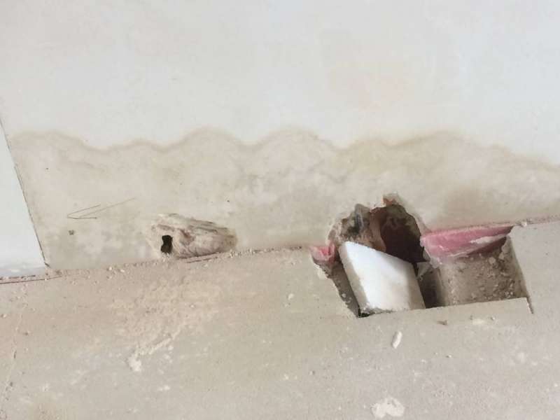 BAU.DE / BAU-Forum: 2. Bild zu Antwort "Neue Vermutung wo die Feuchtigkeit her kommt" auf die Frage "Feuchtigkeit im Neubau: Ursachen, Folgen & Sanierung von Sockelbereich?" im BAU-Forum "Modernisierung / Sanierung / Bausch&auml;den"