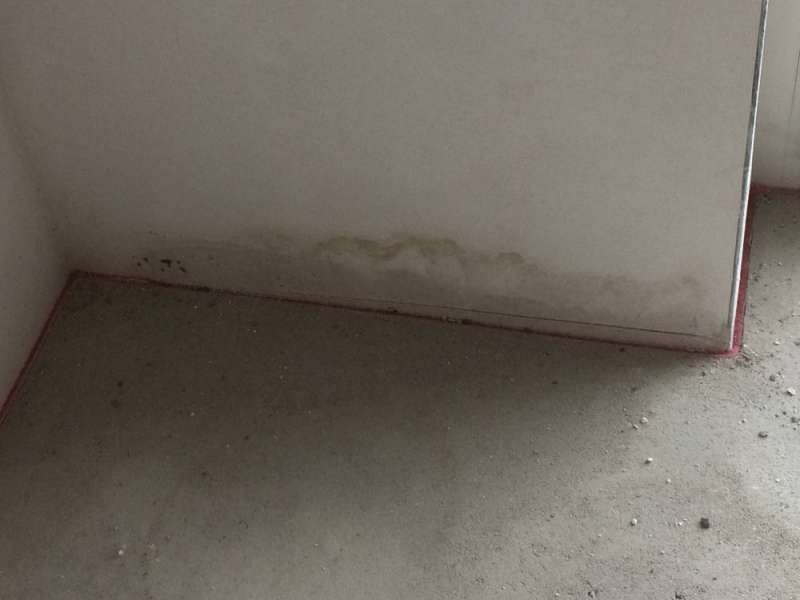 BAU.DE / BAU-Forum: 4. Bild zu Antwort "Neue Vermutung wo die Feuchtigkeit her kommt" auf die Frage "Feuchtigkeit im Neubau: Ursachen, Folgen & Sanierung von Sockelbereich?" im BAU-Forum "Modernisierung / Sanierung / Bausch&auml;den"