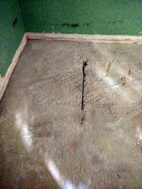 BAU.DE / BAU-Forum: 1. Bild zu Frage "Beton-Bodenplatte Risse oder Fugen?" im BAU-Forum "Modernisierung / Sanierung / Bausch&auml;den"