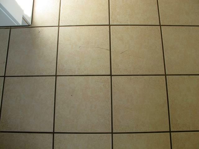 BAU.DE / BAU-Forum: 1. Bild zu Frage "Risse im Estrich bei 20 j&auml;hrigem Haus" im BAU-Forum "Modernisierung / Sanierung / Bausch&auml;den"