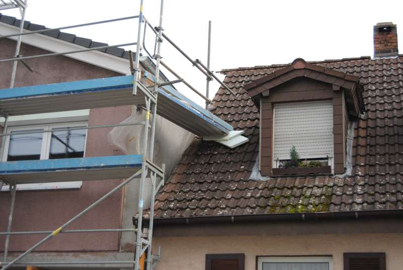 BAU.DE / BAU-Forum: 1. Bild zu Antwort "Foto von der Stra&szlig;enseite" auf die Frage "Doppelhaush&auml;lfte Abriss & Neubau: Was tun bei Sch&auml;den an Giebelwand, Statik & Isolierung?" im BAU-Forum "Modernisierung / Sanierung / Bausch&auml;den"