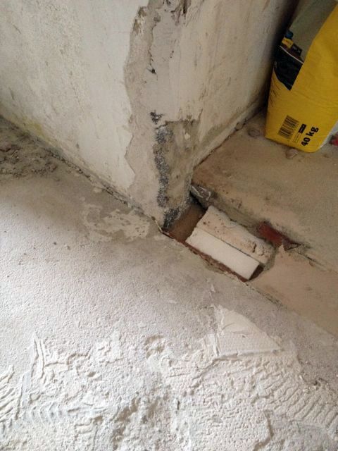 BAU.DE / BAU-Forum: 1. Bild zu Frage "Stahlzargen entfernen: Ausbesserung/kleinfl&auml;chiger Teilersatz des Estrichs" im BAU-Forum "Modernisierung / Sanierung / Bausch&auml;den"