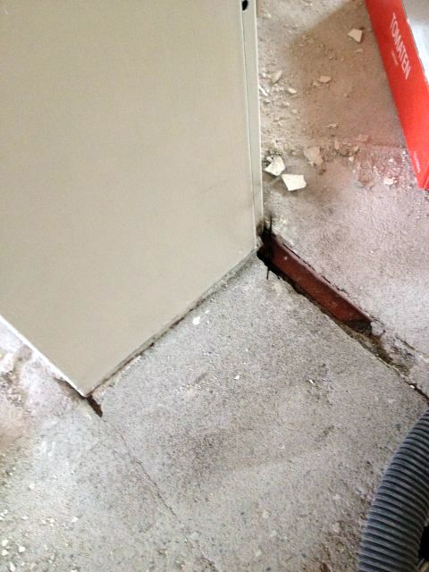 BAU.DE / BAU-Forum: 2. Bild zu Frage "Stahlzargen entfernen: Ausbesserung/kleinfl&auml;chiger Teilersatz des Estrichs" im BAU-Forum "Modernisierung / Sanierung / Bausch&auml;den"