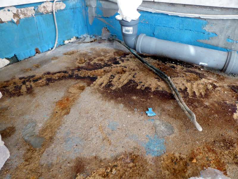 BAU.DE / BAU-Forum: 1. Bild zu Antwort "Fotos" auf die Frage "Feuchtigkeit unter Duschwanne: Ursachen, Folgen & Sofortma&szlig;nahmen?" im BAU-Forum "Modernisierung / Sanierung / Bausch&auml;den"