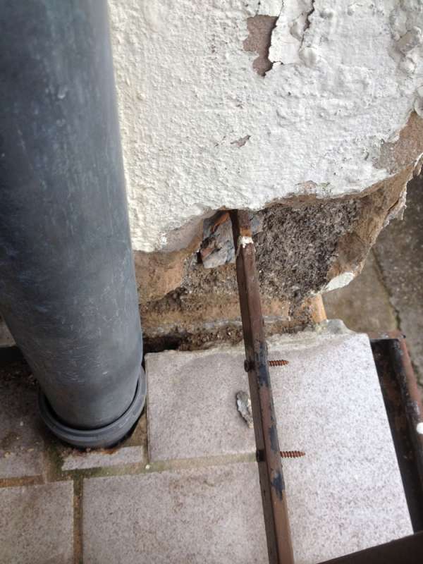 BAU.DE / BAU-Forum: 1. Bild zu Frage "Feuchtigkeit im Mauerwerk durch Balkonanschluss" im BAU-Forum "Modernisierung / Sanierung / Bausch&auml;den"