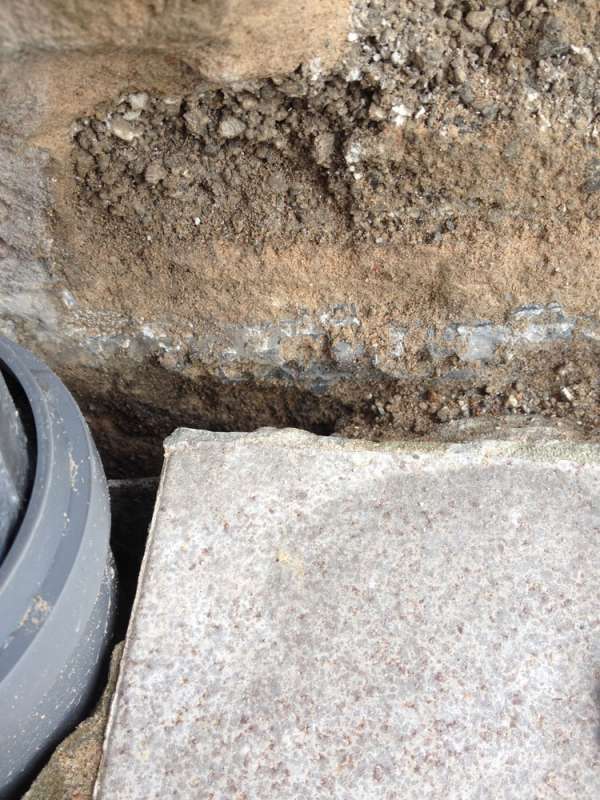 BAU.DE / BAU-Forum: 3. Bild zu Frage "Feuchtigkeit im Mauerwerk durch Balkonanschluss" im BAU-Forum "Modernisierung / Sanierung / Bausch&auml;den"