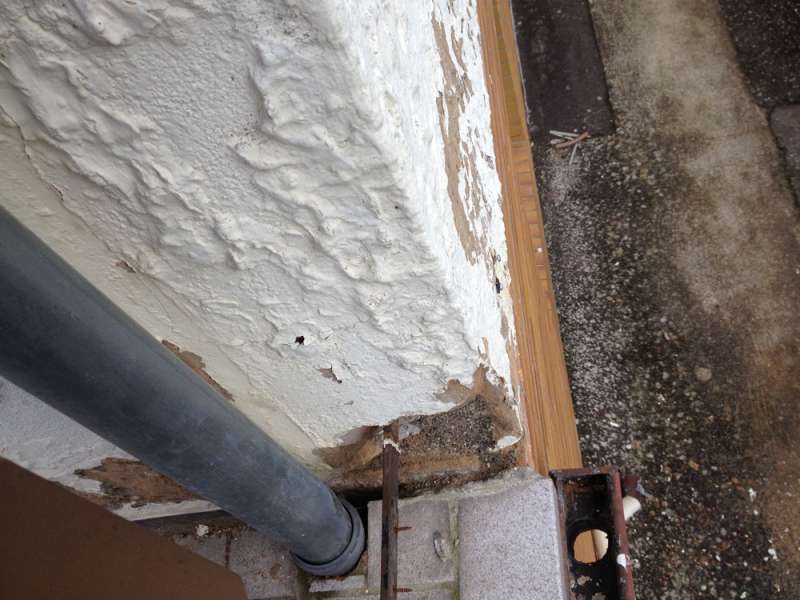 BAU.DE / BAU-Forum: 4. Bild zu Frage "Feuchtigkeit im Mauerwerk durch Balkonanschluss" im BAU-Forum "Modernisierung / Sanierung / Bausch&auml;den"