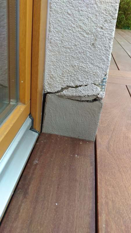 BAU.DE / BAU-Forum: 2. Bild zu Frage "Sockel l&ouml;st sich vom Mauerwerk und rei&szlig;t" im BAU-Forum "Modernisierung / Sanierung / Bausch&auml;den"