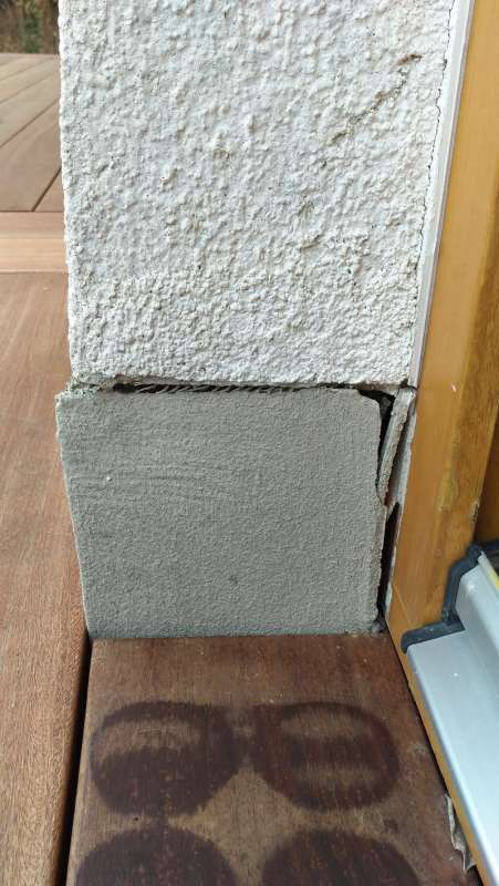 BAU.DE / BAU-Forum: 3. Bild zu Frage "Sockel l&ouml;st sich vom Mauerwerk und rei&szlig;t" im BAU-Forum "Modernisierung / Sanierung / Bausch&auml;den"